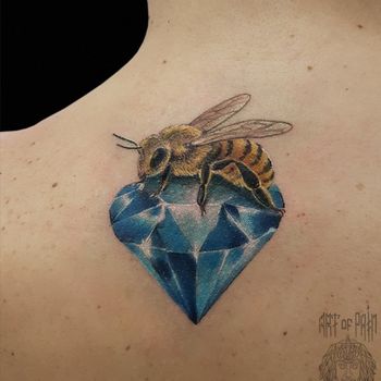 Татуировка женская реализм на спине пчела
