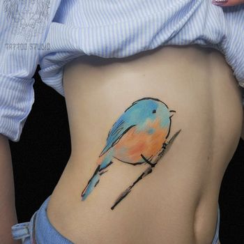Татуировка женская акварель на боку птичка