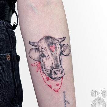 Татуировка женская графика на предплечье корова