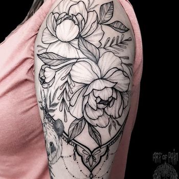 Татуировка женская графика на плече цветы и панда
