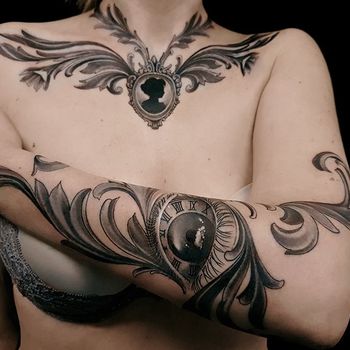 Татуировка женская black&grey на плече глаз и орнамент