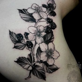 Татуировка женская графика на лопатке цветы