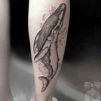 Татуировка женская графика на голени кит