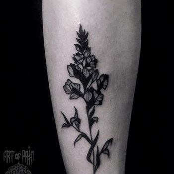 Татуировка женская black&grey на голени дикий цветок
