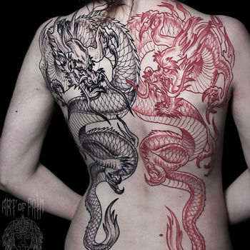 Татуировка женская графика на спине драконы