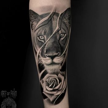 Татуировка женская реализм на предплечье львица и роза