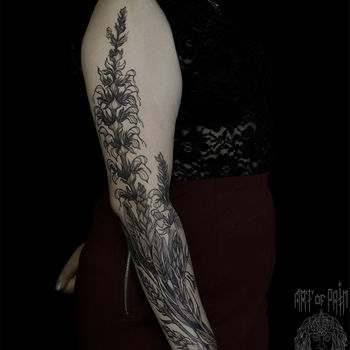 Татуировка женская графика на руке растения