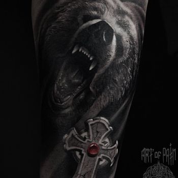 Татуировка мужская реализм на предплечье медведь и крест