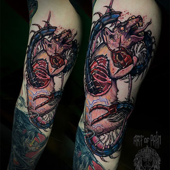 Татуировка мужская хоррор на руке крыса и сороконожка