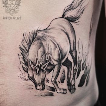Татуировка мужская графика на боку конь