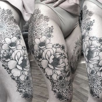 Татуировка женская графика на бедре цветы и мандалы