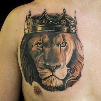 Татуировка мужская фентези на груди лев
