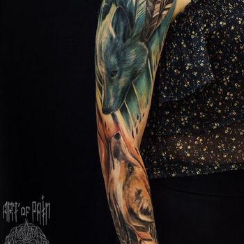 Татуировка женская фентези на руке перья