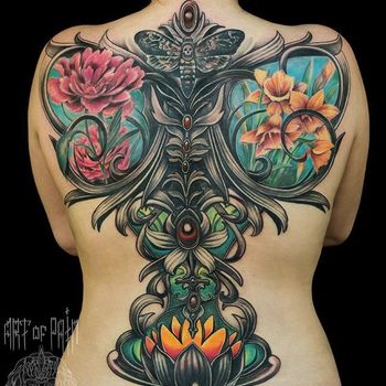 Татуировка женская фентези на спине цветы