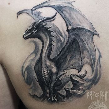 Татуировка женская фентези на лопатке дракон