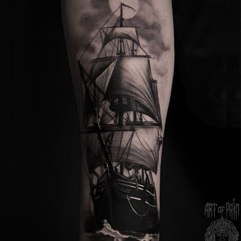 Татуировка мужская реализм на предплечье корабль под луной