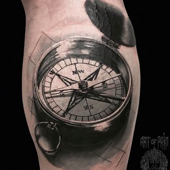 Татуировка мужская black&grey на голени компас