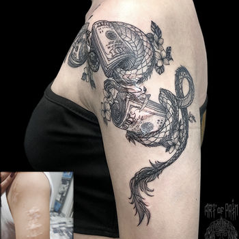 Татуировка женская графика на плече дракон и пачка денег