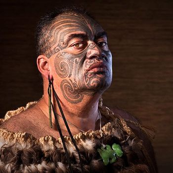 Мужская татуировка племени маори на лице