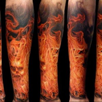 Татуировка огня на руке