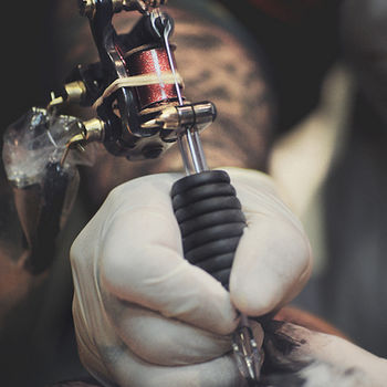 процесс нанесения татуировки