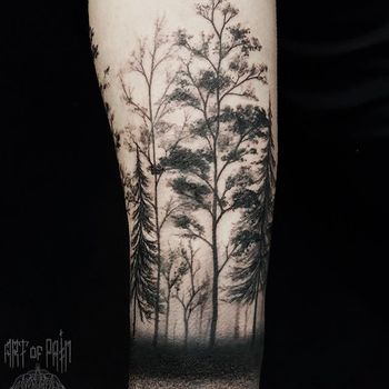 Татуировка мужская black&grey на предплечье лес