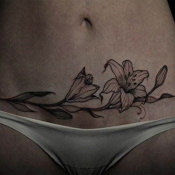 Татуировка женская графика на животе лилия