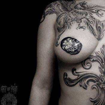 Татуировка женская графика на груди птица феникс