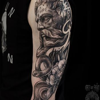 Татуировка мужская графика на плече посейдон и змеи