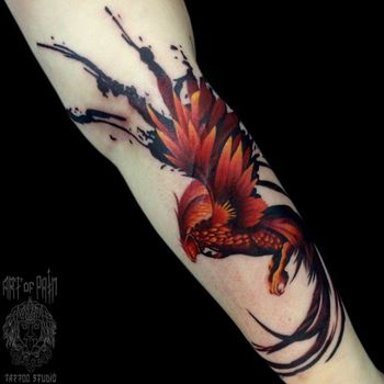 Татуировка женская акварель на руке феникс