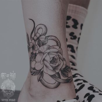 Татуировка женская графика на щиколотке змея и цветок
