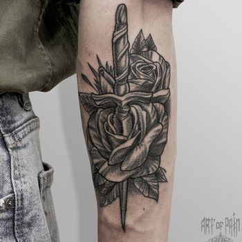Татуировка мужская графика на предплечье роза и кинжал