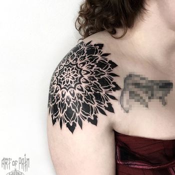 Татуировка женская орнаментал на плече мандала