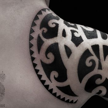 Татуировка мужская полинезия на плече узор blackwork