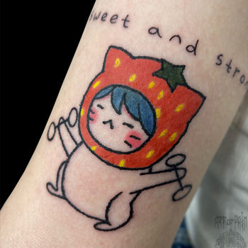 Татуировка женская графика на руке котик
