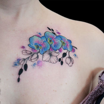 Татуировка женская графика на ключице орхидея