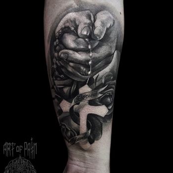 Татуировка мужская black&grey на предплечье руки и крест