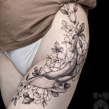 Татуировка женская графика на бедре кит в цветах