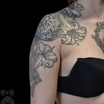 Татуировка женская графика на плече лилии и орнамент