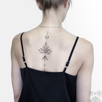 Татуировка женская графика на спине узор и лунница