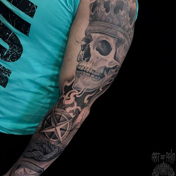 Татуировка мужская графика тату-рукав череп в короне, компас