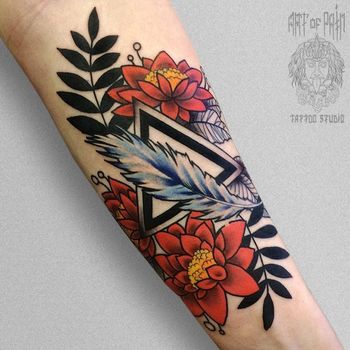 Татуировка женская нью скул на предплечье цветы и перо