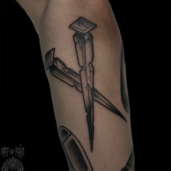 Татуировка мужская олд скул на руке кол