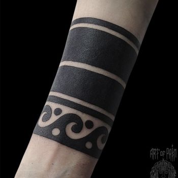 Татуировка женская полинезия на запястье орнамент