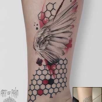 Татуировка женская треш полька на щиколотке крыло и соты