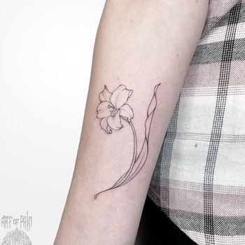 Татуировка женская графика на предплечье цветы