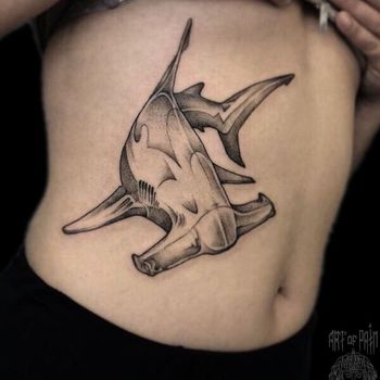 Татуировка женская графика на боку акула