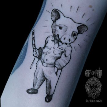 Татуировка женская графика на руке животные