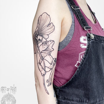 Татуировка женская графика на плече лягушка