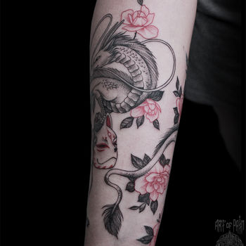 Татуировка женская графика на предплечье дракон и маска